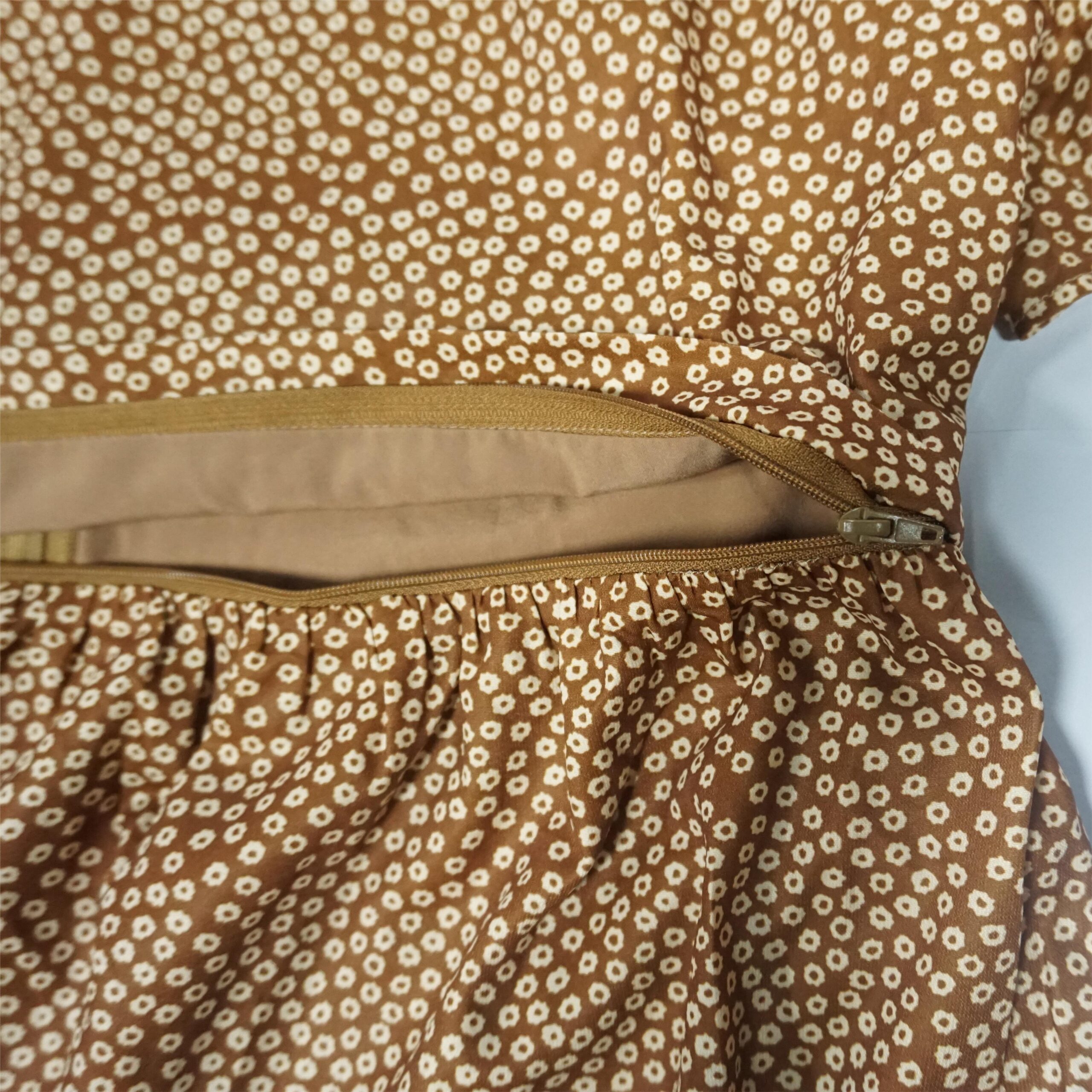 Brown Ditsy Floral Maternity Nursing Dress - Short Flutter Sleeve Ruffle Waist Knee-Length Dress - 图片 4